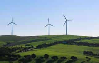 images d'un champ d'éoliennes avec en premier plan des colines pour l'article "Garanties d'Origine : définition et fonctionnement"