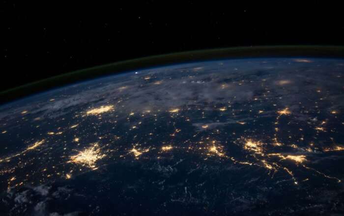 image de la terre de nuit pour l'article "le plan d'urgence pour le monde d'après"