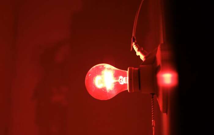 image d'une ampoule rouge pour l'article "Mesures d’urgence face à la flambée des prix de l’énergie"