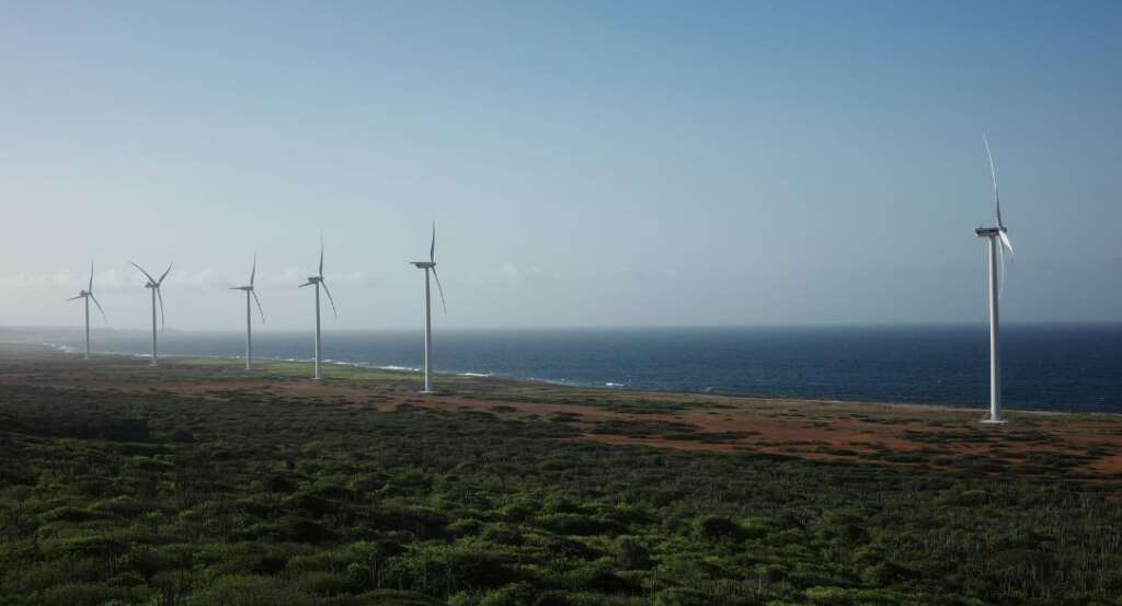 image d'eolienne devant l'océan pour l'article "En quoi consistent les offres d’électricité verte ?"