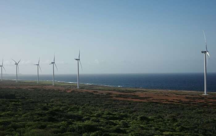 image d'eolienne devant l'océan pour l'article "En quoi consistent les offres d’électricité verte ?"