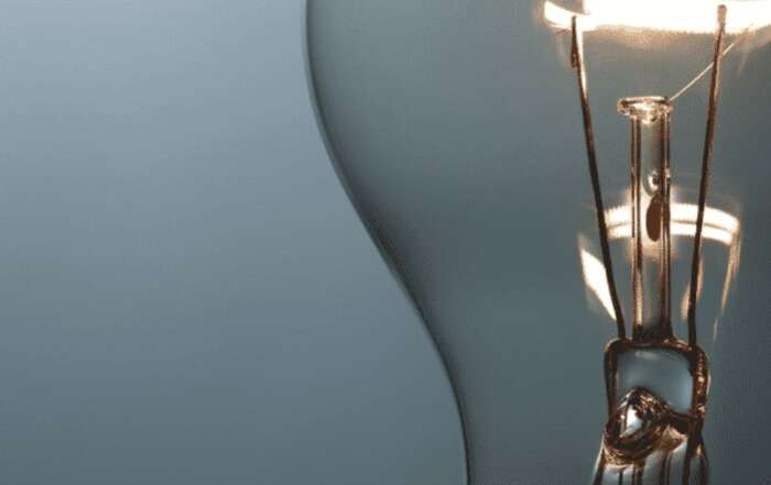 image d'une ampoule électrique pour l'article "Offres à tarification dynamique : qu’est-ce que c’est ?"
