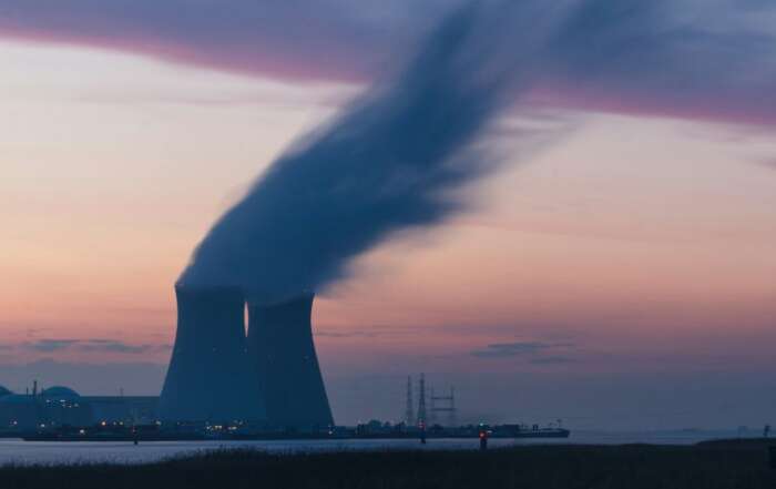 image de cheminés d'une centrale nucléaire pour la page article "+150% sur le prix de la capacité d’électricité lors de l’enchère du 25 juin 2020"